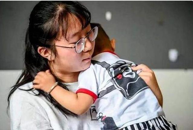 孩子|22岁姐姐拒养2岁弟弟败诉,父母赢了法输了情,网友养不起别生