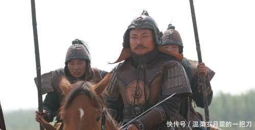 下令|敌将太厉害,大将下令找个和他长相一样的,当众杀了!果然大胜!