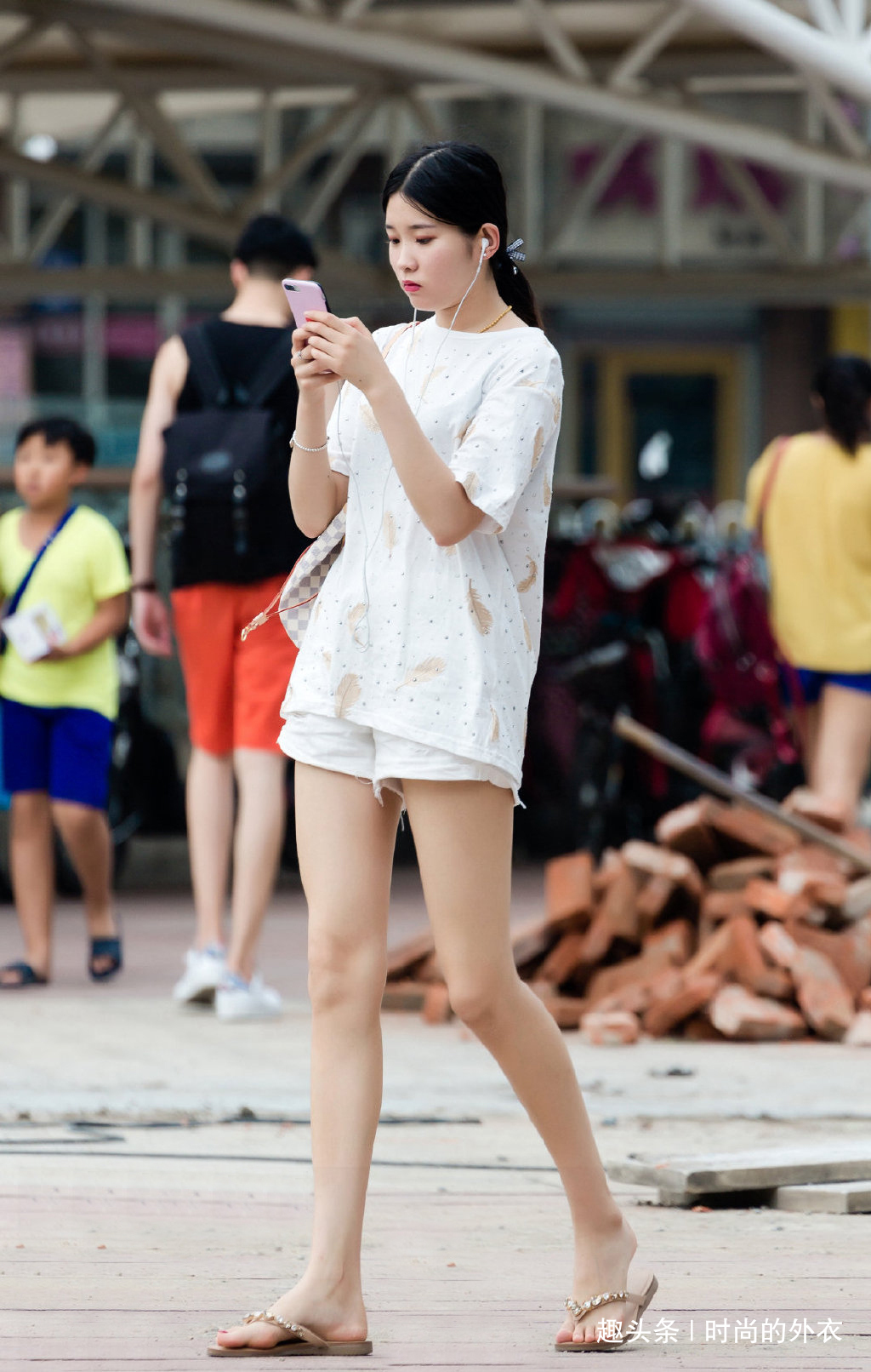 简约|还是年轻女生会穿,短裤搭配羽毛印花T恤,简约洋气又清凉