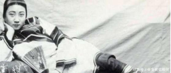 妩媚|老照片清朝青楼女子的真实打扮,姿势很妩媚,图四令人痛心!