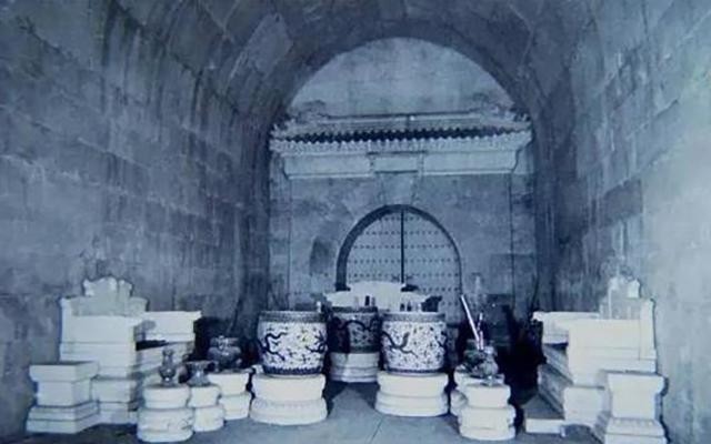 1956年定陵发掘现场,大量文物遭毁灭性损毁,皇帝遗骨被焚烧