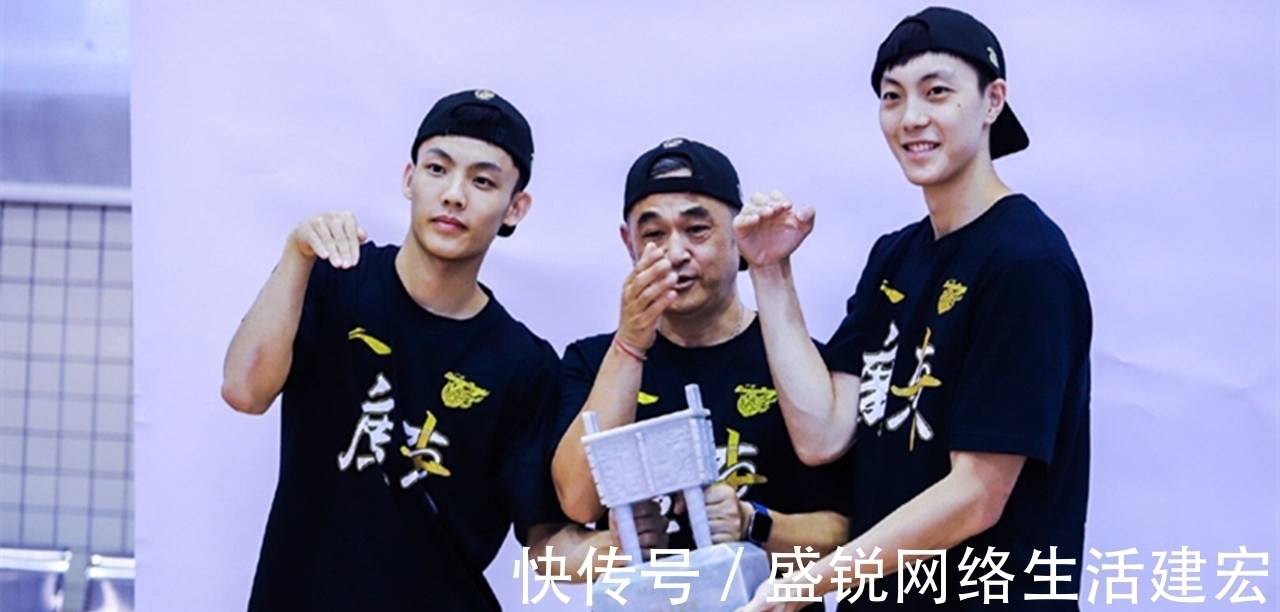 后衛(wèi)|男籃徐杰收獲愛情，女朋友比自己還高，會(huì)像劉曉宇重蹈覆轍嗎？