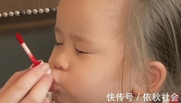 化妆品|“最臭美宝宝”撅着嘴隔空涂口红,网友乐了:这怕是涂了个寂寞?