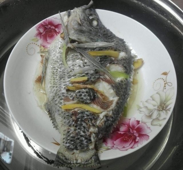 30年厨师长:“蒸鱼”的5个诀窍,不懂你的鱼就白蒸了