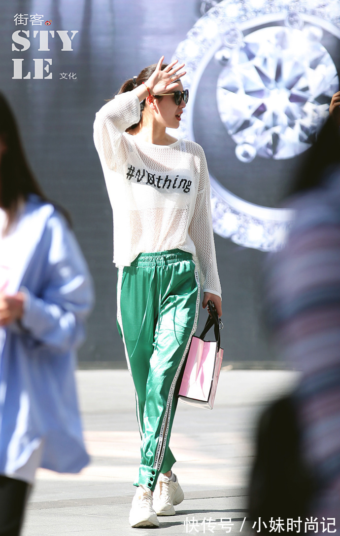 牛仔背带裤|重庆街拍,浅黄色T恤搭配牛仔背带裤,彰显温暖可爱又迷人