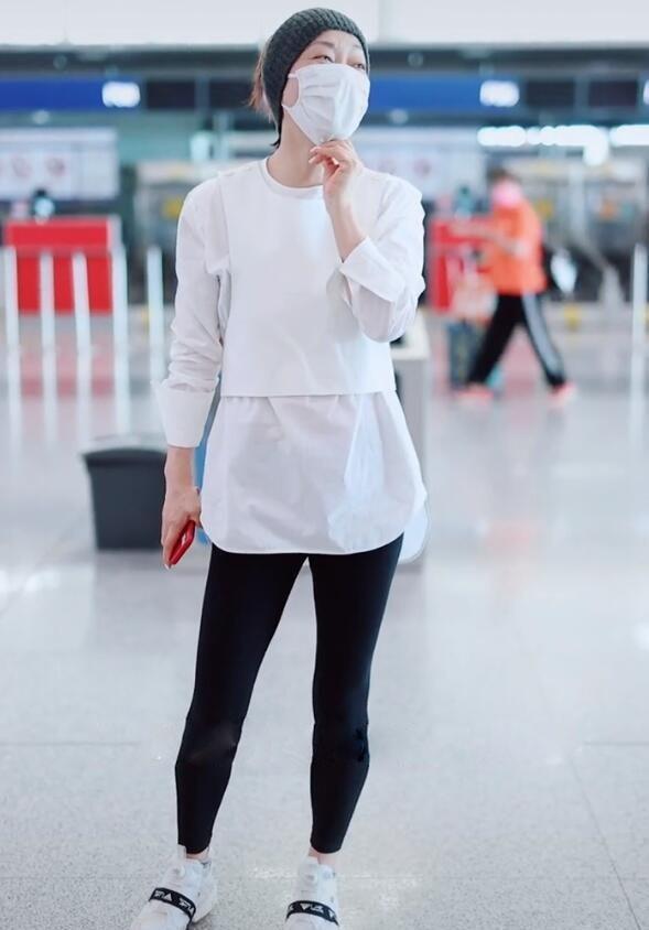 极简|毛阿敏真是“阿姨圈顶流”,白上衣配紧身裤干净利落,简约大气