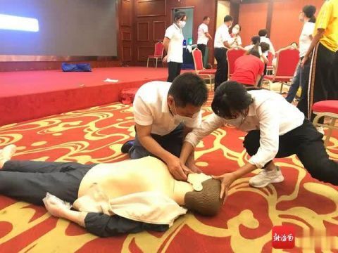 高中|海南高中学校AED自动除颤仪安装全覆盖 500名教师接受心肺复苏急救培训