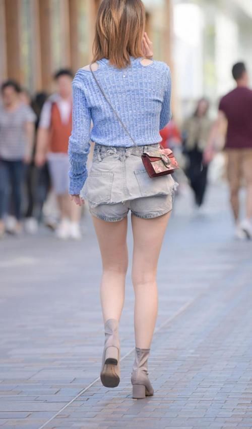 层次感 美女选择叠穿设计的牛仔短裤,更新潮,更洋气