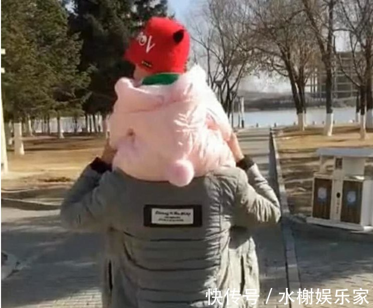 气乐|爸爸带龙凤胎遛弯“弄丢”儿子,妈妈急出泪花,爸爸转身后,气乐