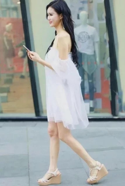 脚踩|气质冷艳的长发美女,身穿镂空裙,尽显匀称挺拔的好身材