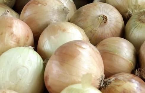买洋葱时,选白皮的还是紫皮的?两者相差很大,以后别再买错了