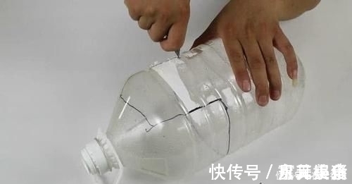 厨房油桶别扔,简单剪几刀,压砧板边,谁见了都夸