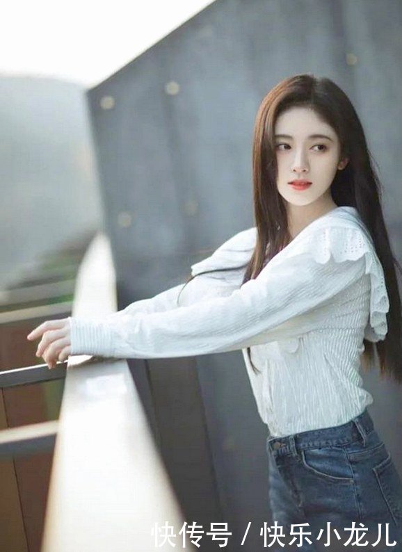 下装搭配高腰牛仔裤,十分的亮眼惹火啊