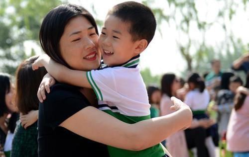 医生|5岁男童长期玩手机,黑眼珠逐渐“消失”,医生很难恢复