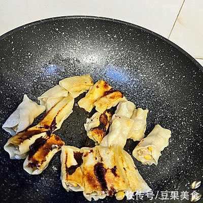 这么好吃的锅贴 虾仁鸡肉馅的做法，现在知道还不晚