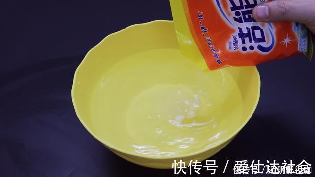 回家|白糖和洗衣粉放一起，作用花钱难买，可惜今天才学到，回家试一试