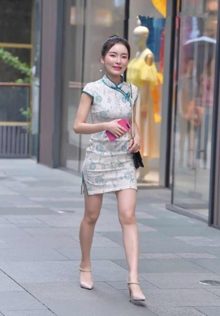 抹胸裙|街拍巧搭牛仔裤,让造型远离路人感,显得时尚大方又靓丽