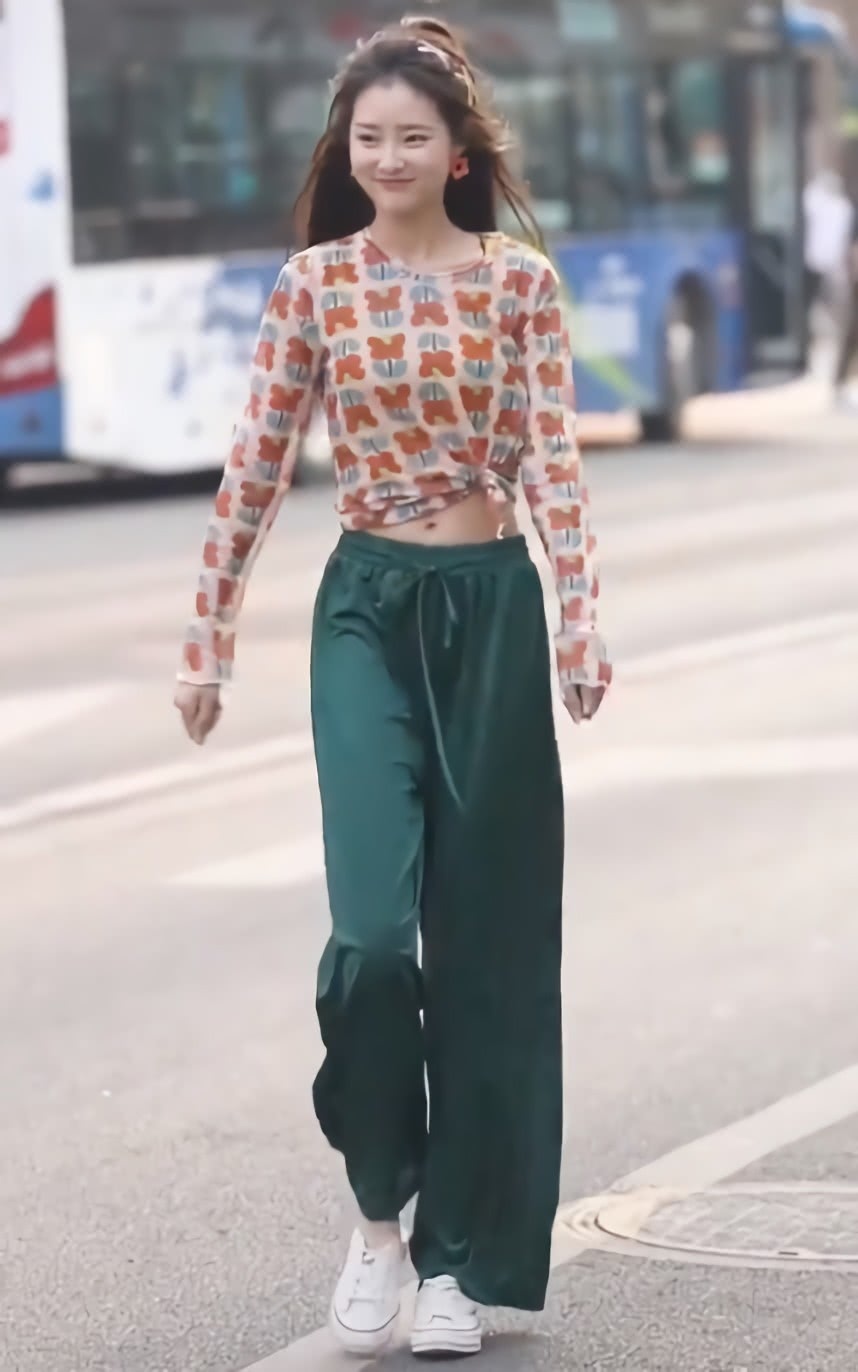 液体裤 美女的“液体裤”怕是要火,站着像120斤,一走路秒变90斤!