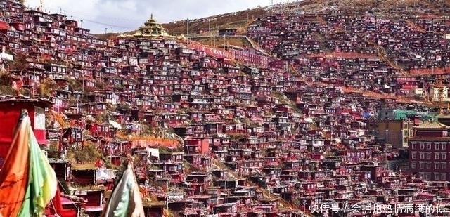 世界上最大的佛学院，隐藏在雪域高原的崇山峻岭中，令人震撼