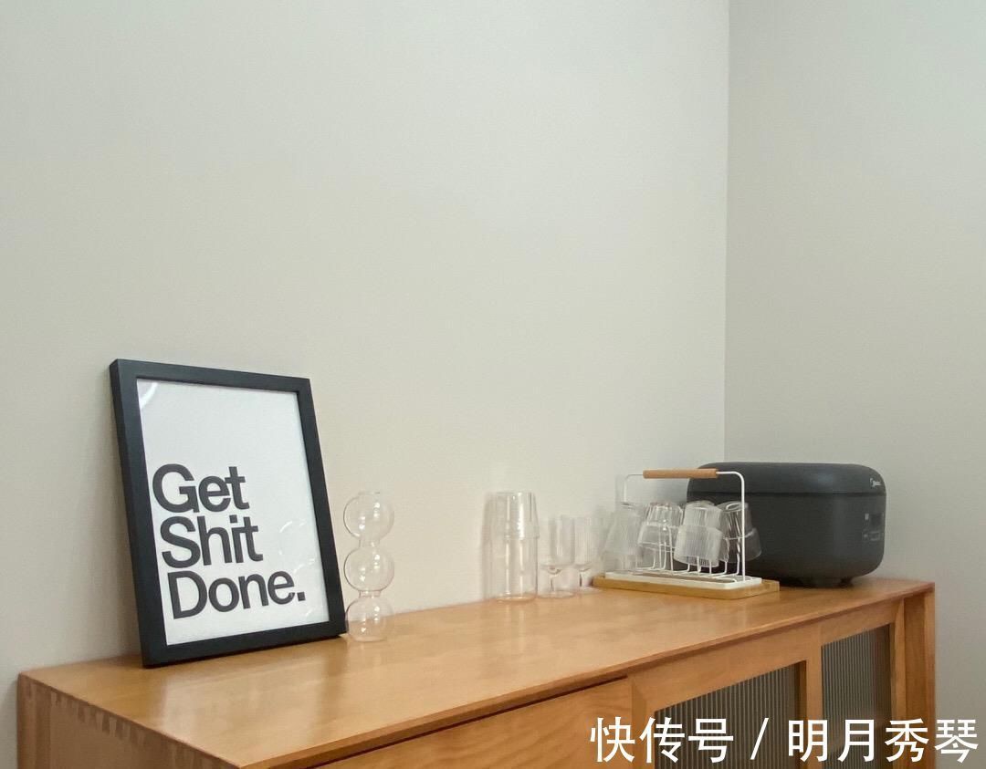 原木色|她家花了三个月装修完工,不做电视墙,不做吊顶,越简单越耐看