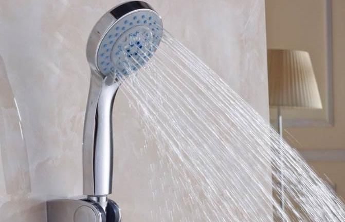 淋浴喷头出水小？教3个步骤轻松解决，跟新买的一样