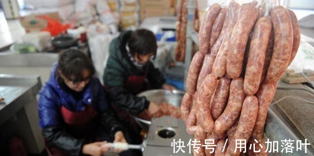 灌香肠时,肉不需要马上腌!要想不发霉,变香入味,这2步不可少!