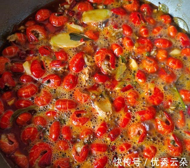 麻辣|芹菜洋葱炒龙虾尾,嘬一口龙虾尾,麻辣鲜香,好吃极啦!