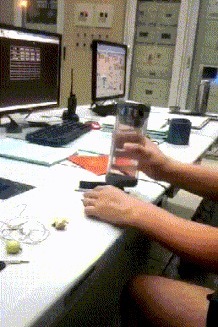 |搞笑GIF:温馨提示:朋友结婚放鞭炮千万别再这样了