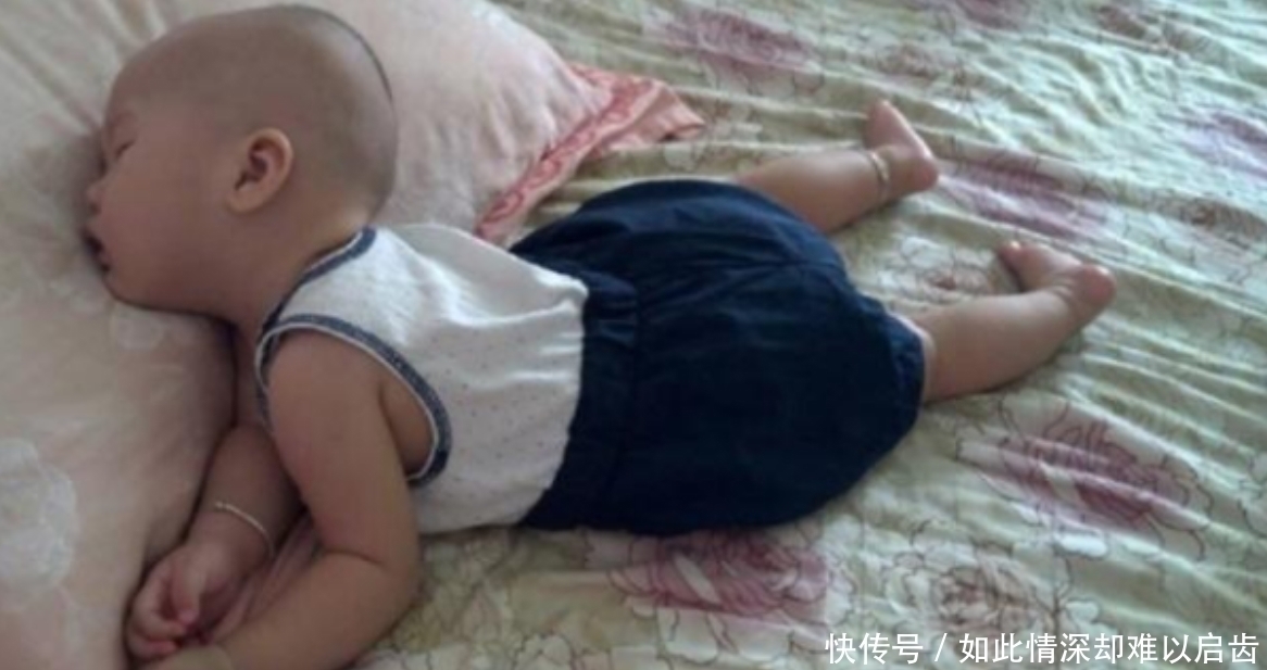 枕头|孩子晚上睡着后总“满床打滚”?明白这些原因,让宝宝睡得更安稳