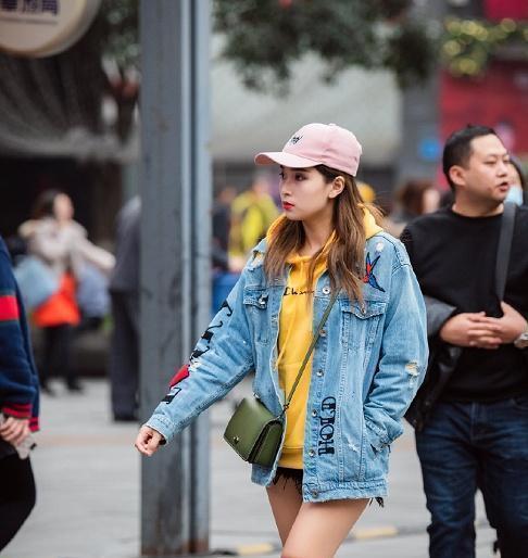 优雅身姿的小姐姐, 时尚的短裤穿搭, 很有吸引力!