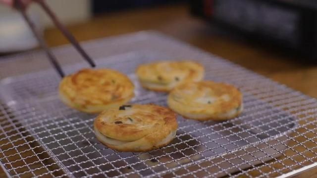 油酥|排队4个小时才能吃到的网红葱油饼，只要简单几步在家就能做