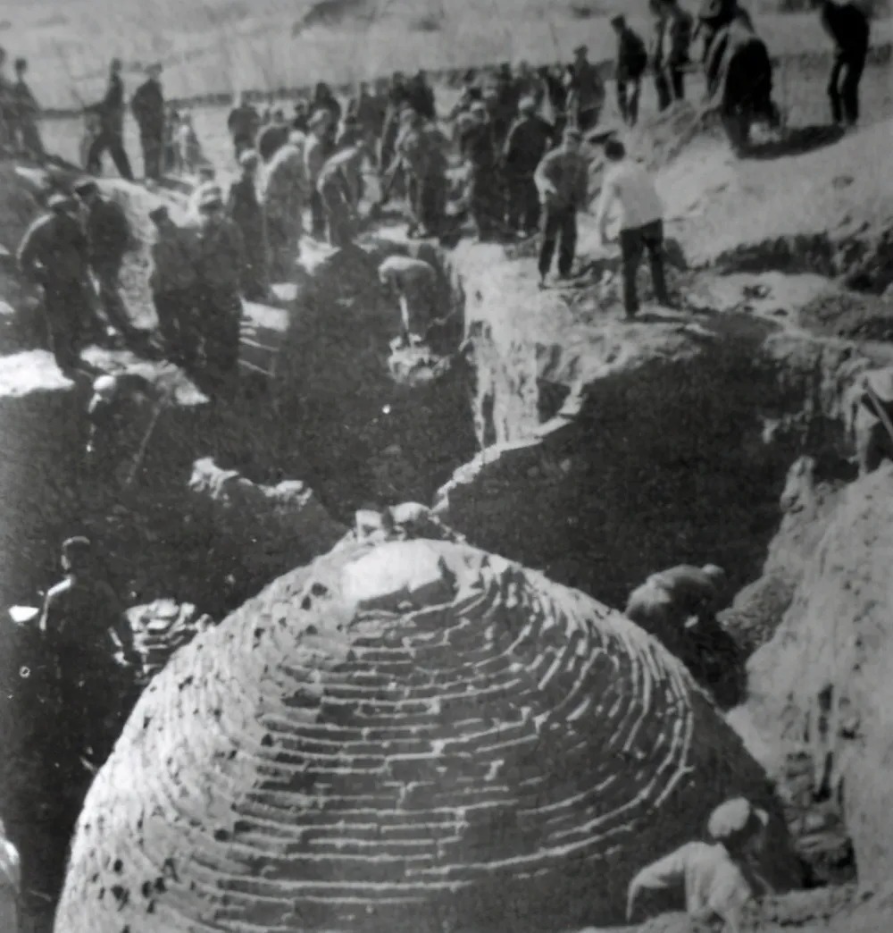 醒来|盗墓贼喝下墓中千年老酒:2天后醒来说了句话至今成笑柄...