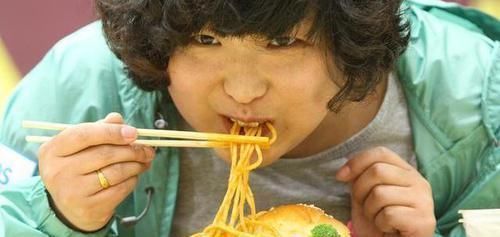 湿气重,身体会出现这些异常,少做4事,才可减少湿气入侵