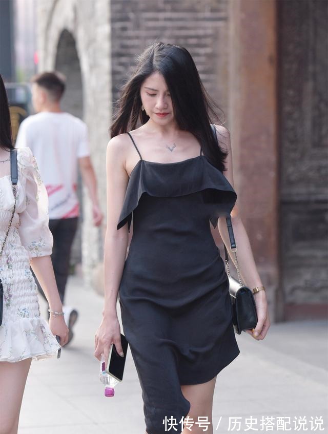 小姐姐 微胖女孩的神奇穿搭,黑色连衣裙展现不一样的气质,高雅又调皮!