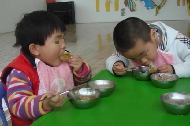 老师|男孩一顿吃4碗饭惹老师不满,家长拿出一张照片后,老师沉默了