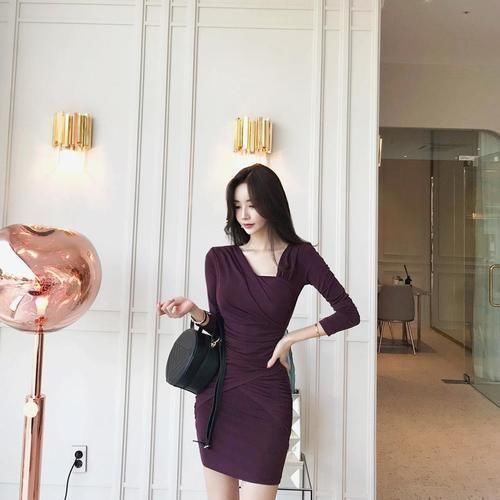 勃艮第|美女穿搭：小姐姐爱穿包臀裙，露出白皙美腿，性感又妖娆！