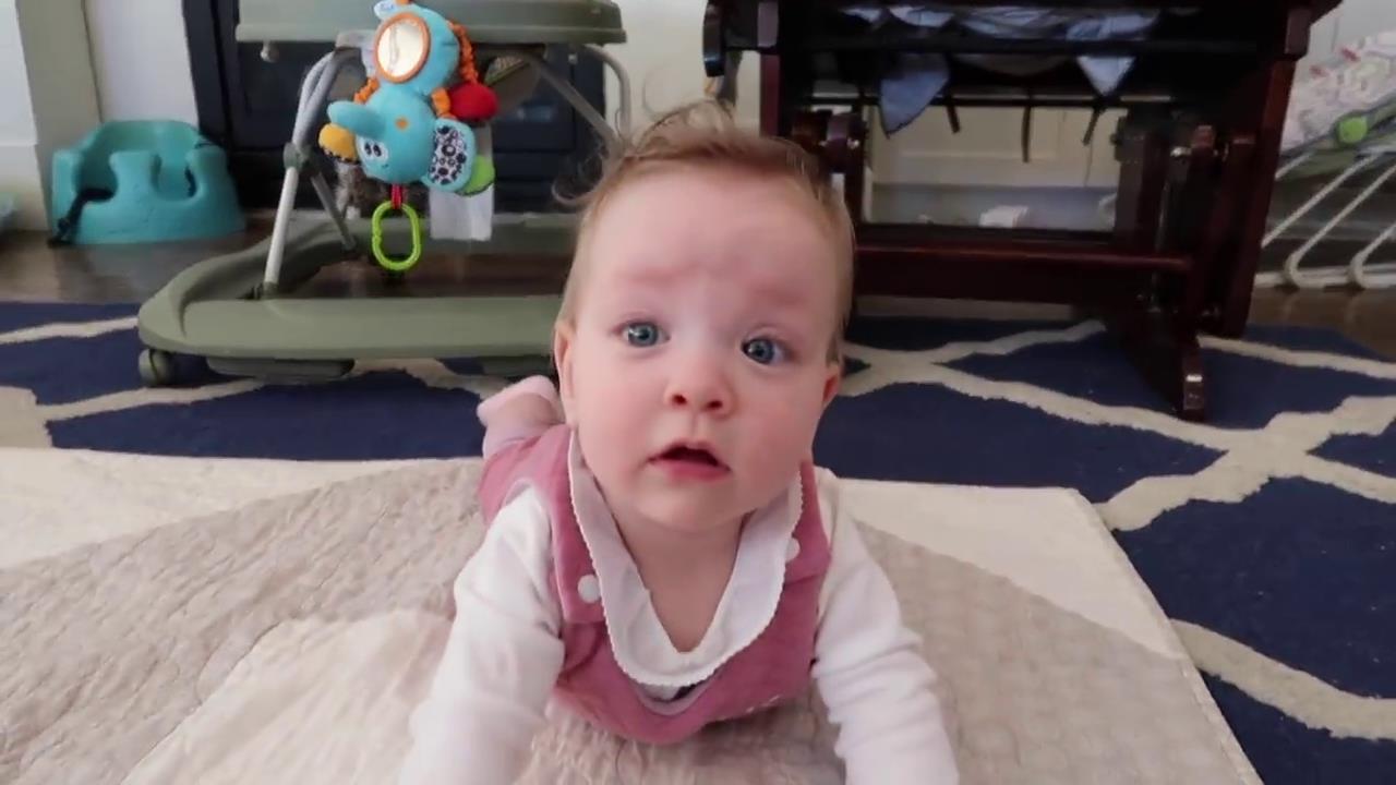 客厅|5胞胎在客厅等妈妈给自己冲奶粉,一个个张望的小脑袋,太可爱