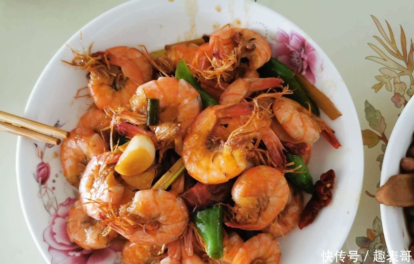 排骨|婆婆花300元做了10道菜,一桌摆不下,儿媳这在南方要1000块