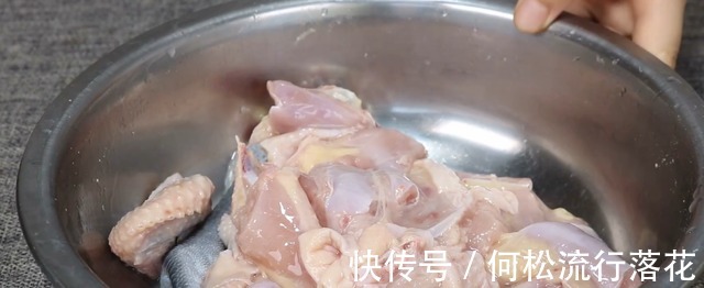 以后鸡肉就这样吃,不炒不炖,往锅里一倒,出锅瞬间流口水!