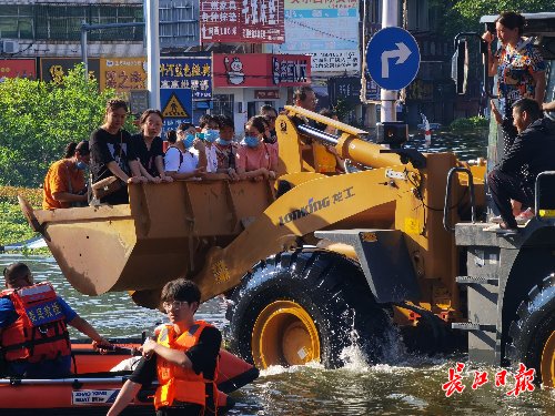 长江日报|新乡救援，铲车和大卡车派上了大用场