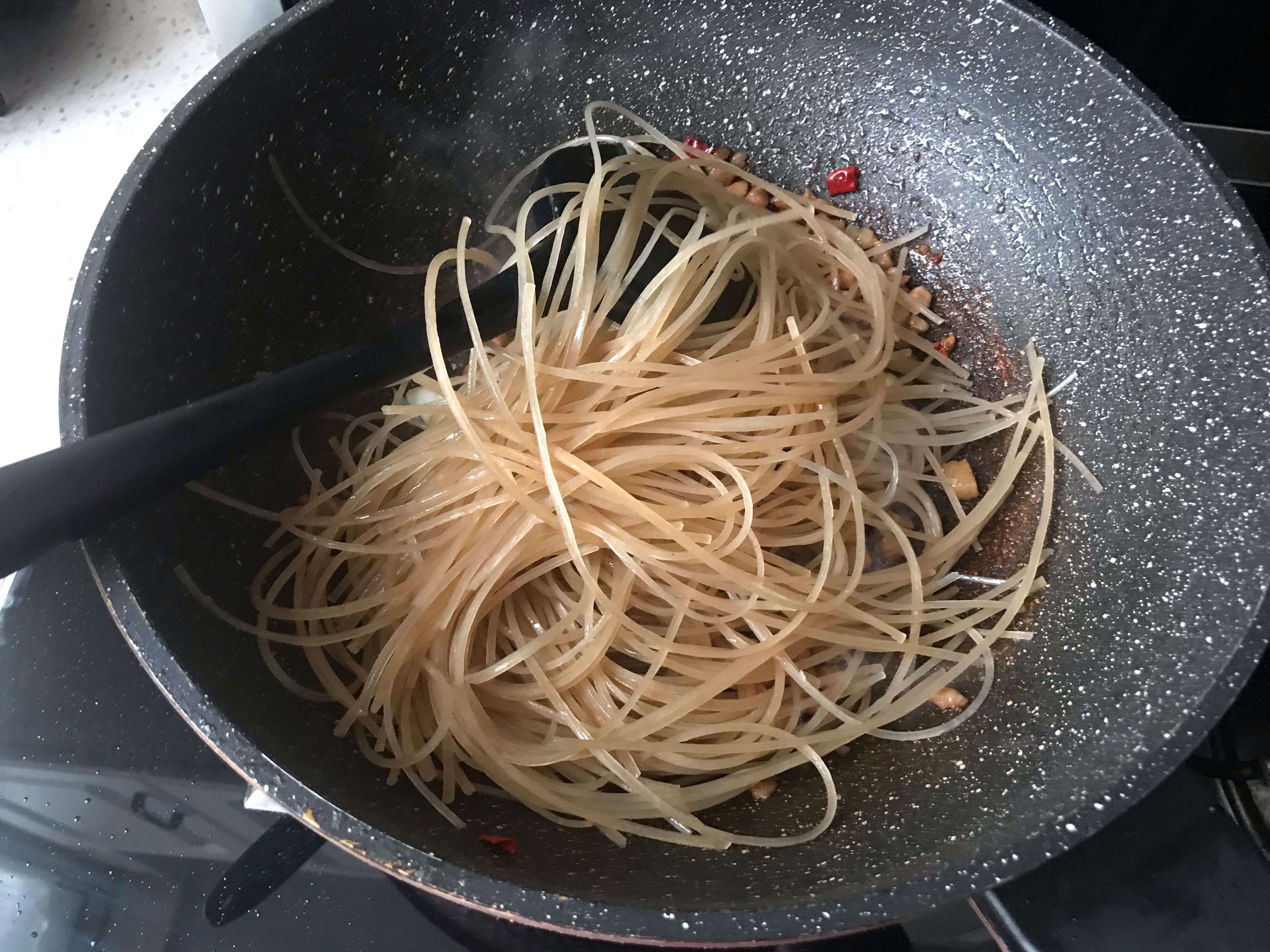 粉条这么做，比包包子还好吃，筋道美味又下饭，丝丝顺滑不粘锅