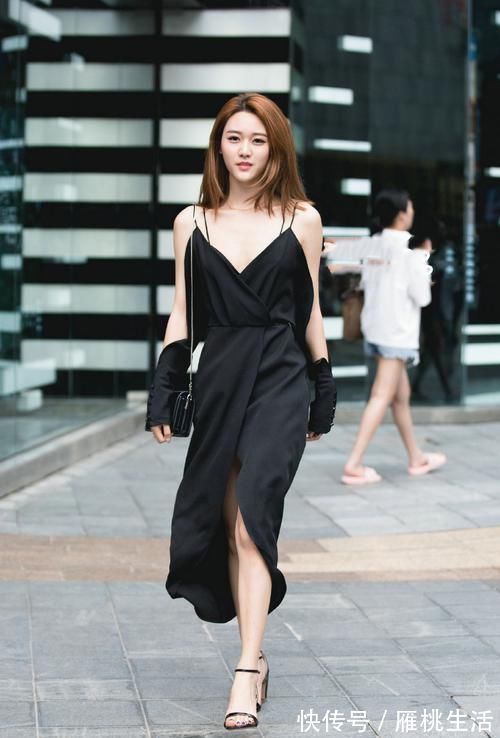 大长腿 白衬衫搭配打底裤,衬托得姑娘的气质更加独特,看起来非常显瘦