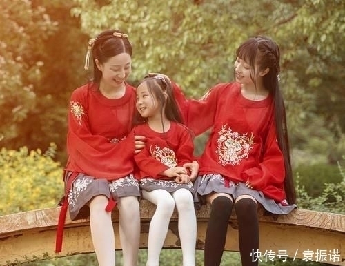 宝妈|萌娃看妈妈衣服“破”了,伸出小手帮忙遮挡,网友:是个小暖男