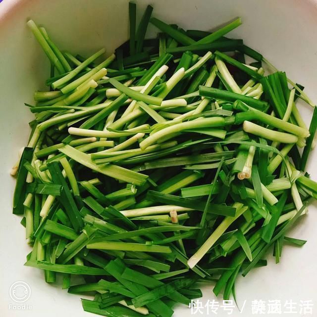 枝条|韭菜别再炒鸡蛋了,和“它”搭配,孩子常吃补营养,还护肤明目