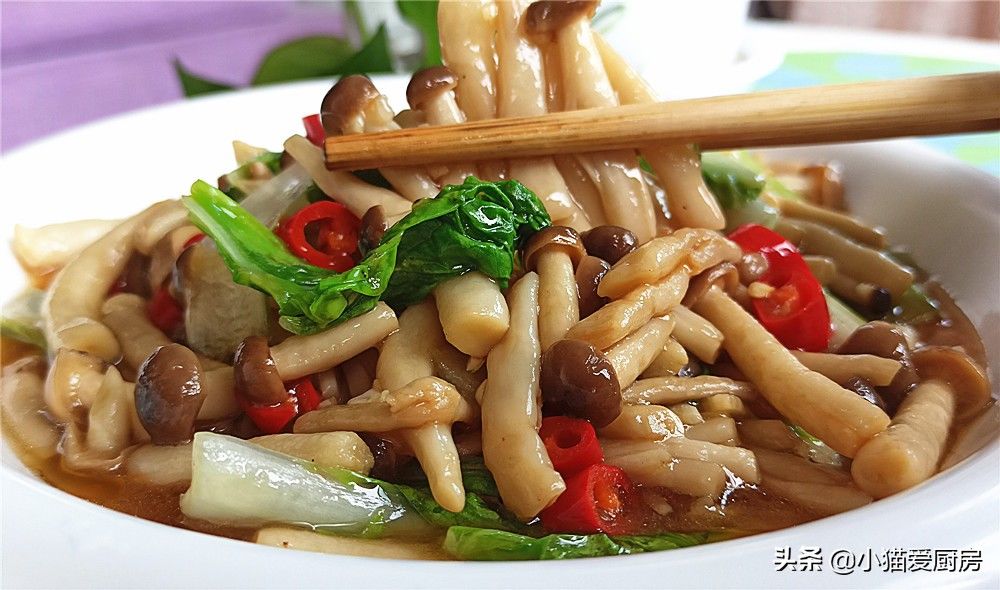 教你素炒蟹味菇的新做法，味道特别的鲜美，爽口滑嫩好吃下饭