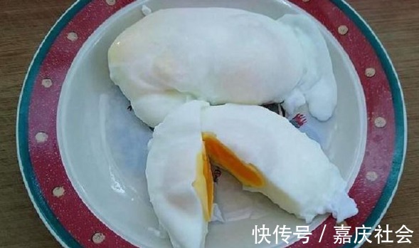 不粘锅|煮荷包蛋时，别直接开水下锅煮！再加这2步，鸡蛋嫩滑不粘锅