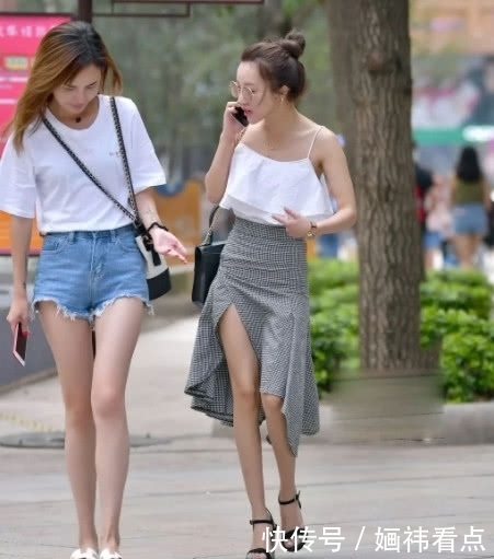 街拍美女:右边和左边,你选哪一个小姐姐?