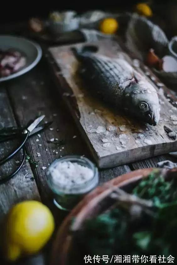 煎鱼时抹上一点这个，不破皮不粘锅还省油!