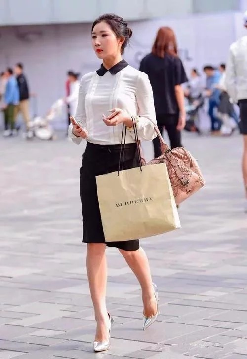 街拍:小美女身穿拼接色连衣裙,脚踩高跟鞋,绝对显时尚