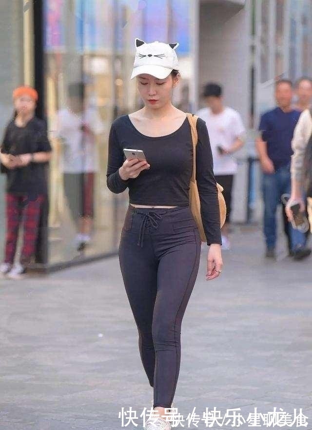 衬衫搭配|蓝色短裤搭配黑色挎包,适合小仙女出行,简单又精致